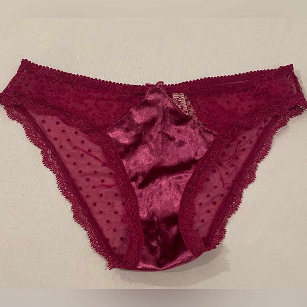 NEW WITH TAGS VICTORIA’S SECRET SIZE XS MAGENTA VELVET AND POLKADOT FABRIC PANTY